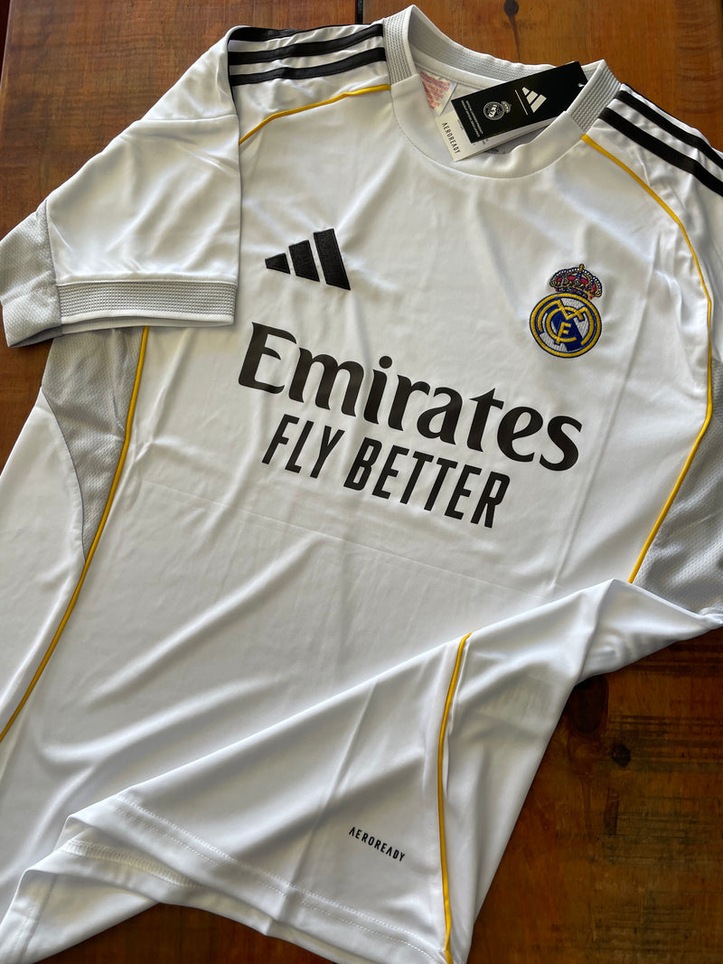 Camisa Real Madrid I 25/26 - Torcedor  Masculina - Branca com detalhes em amarelo